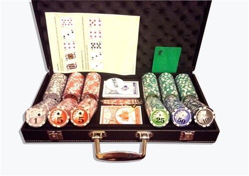 Что входит в набор для покера?