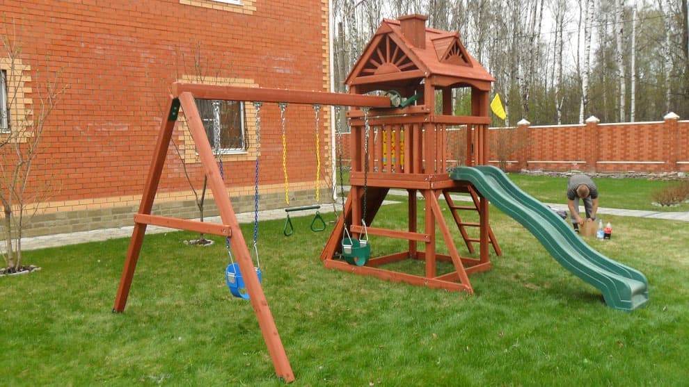 Как устанавливаются деревянные игровые площадки для детей?