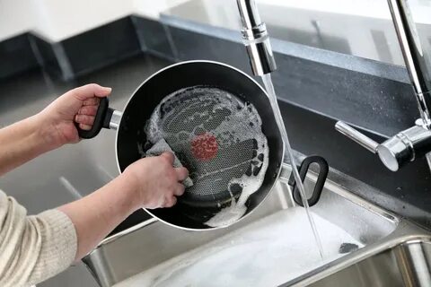Как ухаживать за антипригарной посудой?