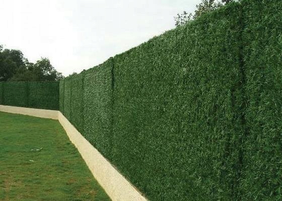 Искусственный зелёный забор: плюсы установки