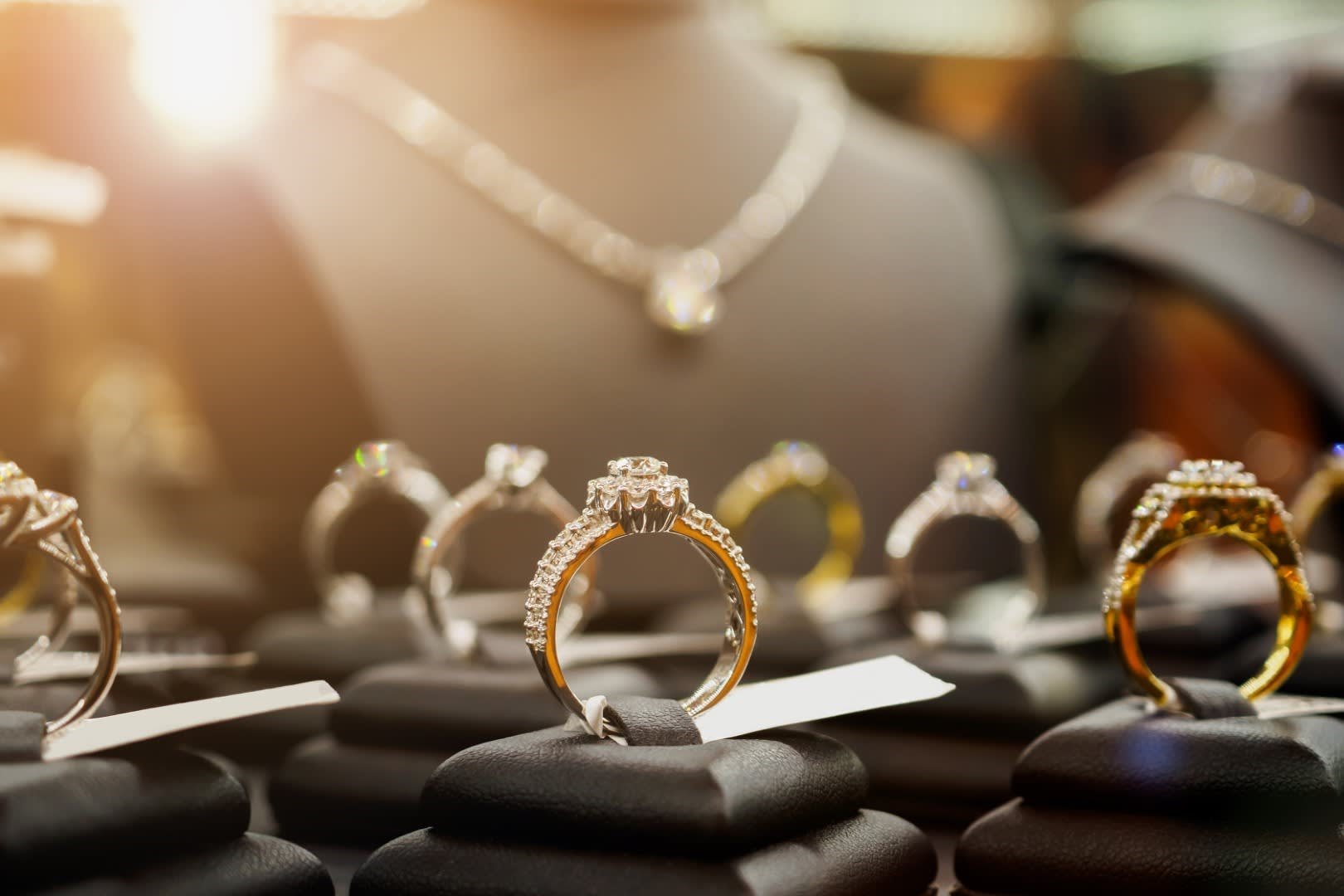 Как выбрать красивое кольцо в ювелирном магазине?