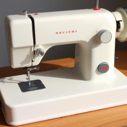 Necchi 2417: почему эта швейная машина до сих пор верно служит домашним мастерам