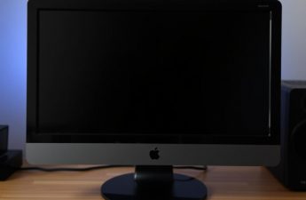 Моноблок включается, но периодически теряет звук или не видит встроенную камеру: где искать причину